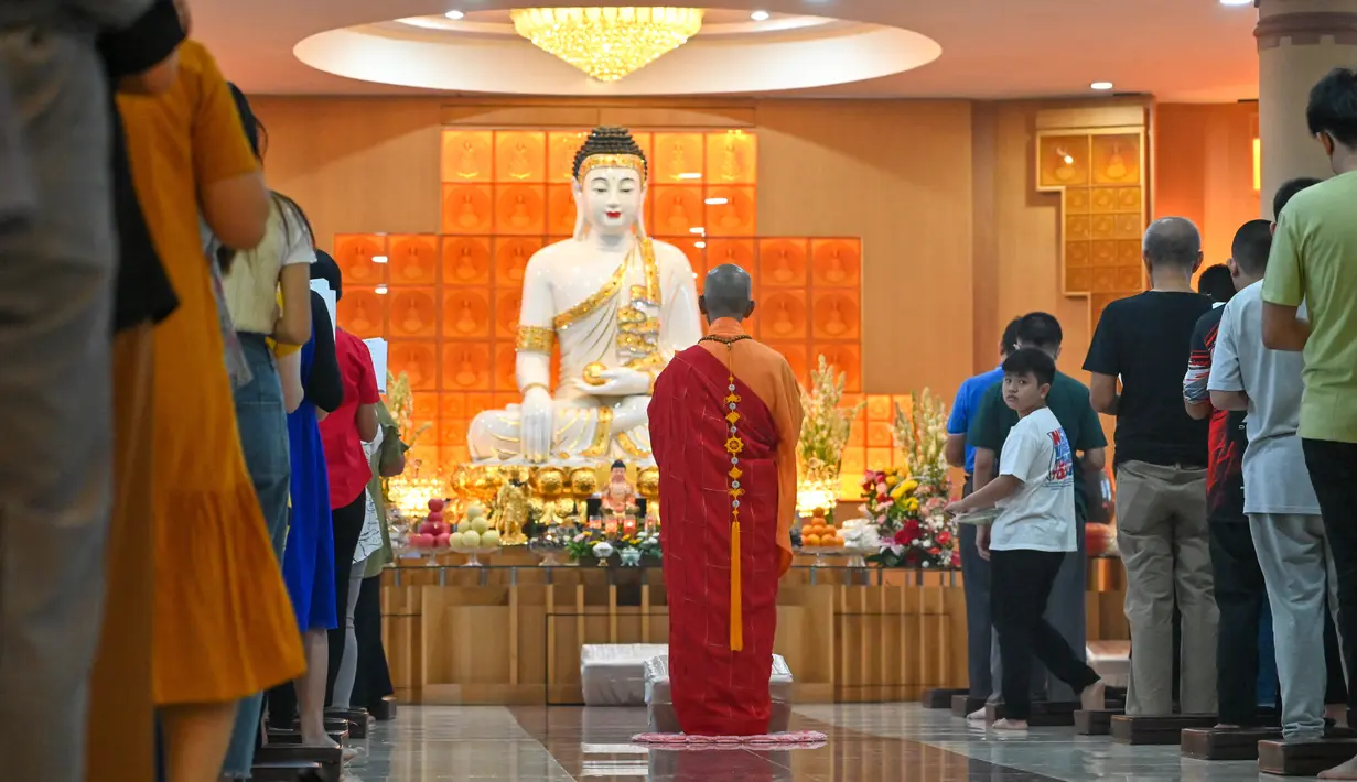 Umat Buddha hari ini tengah merayakan Hari Raya Waisak 2567 Buddhist Era (BE) pada tanggal 4 Juni 2023.  (AFP/CHAIDEER MAHYUDDIN)