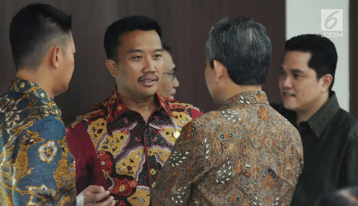 Menpora Imam Nahrawi (kedua kiri) berbincang jelang mengikuti rapat evaluasi SEA Games 2017 dan progres persiapan Asian Games 2018 di Jakarta, Senin (2/10). Rapat dipimpin Menko PMK Puan Maharani. (Liputan6.com/Helmi Fithriansyah)