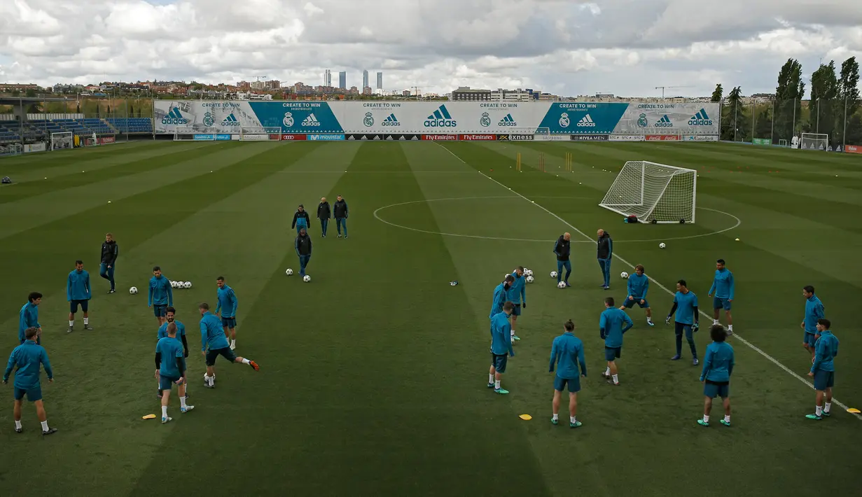 Para pemain Real Madrid berlatih selama sesi latihan di lapangan latihan Valdebebas di Madrid, (30/4). Madrid akan memainkan pertandingan sepak bola leg kedua semi final Liga Champions melawan Bayern Munich. (AP Photo/Francisco Seco)