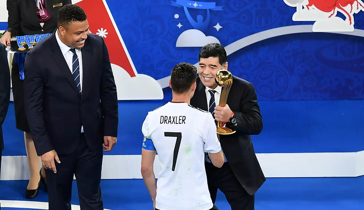 Diego Maradona dan Ronaldo memberi piala Golden Ball kepada pemain Jerman Julian Draxler usai pertandingan Piala Konfederasi 2017 di Stadion Saint Petersburg, Rusia (2/7). Jerman menang 1-0 atas Chile. (AFP Photo/Yuri Cortez)