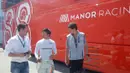 Rio Haryanto berbincang dengan manajernya, Piers Hunnisett (kiri), dan pelatihnya, Moises Vila Blanch (kanan), seusai latihan bebas ketiga F1 GP Spanyol di Sirkuit Catalunya, Spanyol, Sabtu (14/5/2016). (Bola.com/Reza Khomaini)