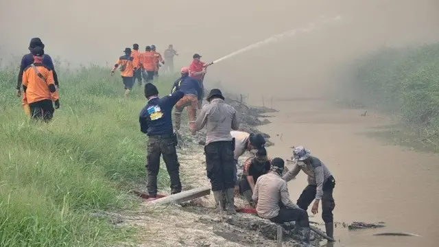 Personel Satgas Karhutla Riau memadamkan kebakaran lahan gambut di Pelalawan,Riau.
