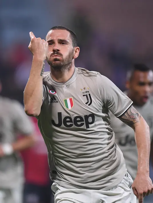 Selebrasi bek Juventus Leonardo Bonucci saat mencetak gol ke gawang Cagliari dalam lanjutan Liga Italia di Sardegna Arena, Cagliari, Italia, Selasa (2/4). Si Nyonya Tua mengoleksi 81 poin dari 30 laga. (REUTERS / Alberto Lingria)