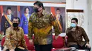 Menko Perekonomian Airlangga Hartarto bersiap jumpa pers usai bertemu Presiden Joko Widodo di Kantor Presiden, Jakarta, Senin (20/7/2020). Jokowi menandatangani Peraturan Pemerintah (PP) tentang pembentukan Tim Pemulihan Ekonomi Nasional dan Penanganan Covid-19. (ANTARA FOTO/Sigid Kurniawan/POOL)