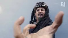 Mentalis Limbad berpose saat menghadiri acara di kawasan Tendean, Jakarta, Kamis (2/8). Video keke challenge Limbad tersebar di media sosial beberapa waktu lalu. (Liputan6.com/Faizal Fanani)