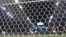Proses terjadinya gol yang dicetak striker Kroasia, Andrej Kramaric, ke gawang Rusia pada laga perempat final Piala Dunia di Stadion Fisht, Sochi, Sabtu (7/7/2018). Kroasia menang 2-2 (4-3) atas Rusia. (AP/Manu Fernandez)