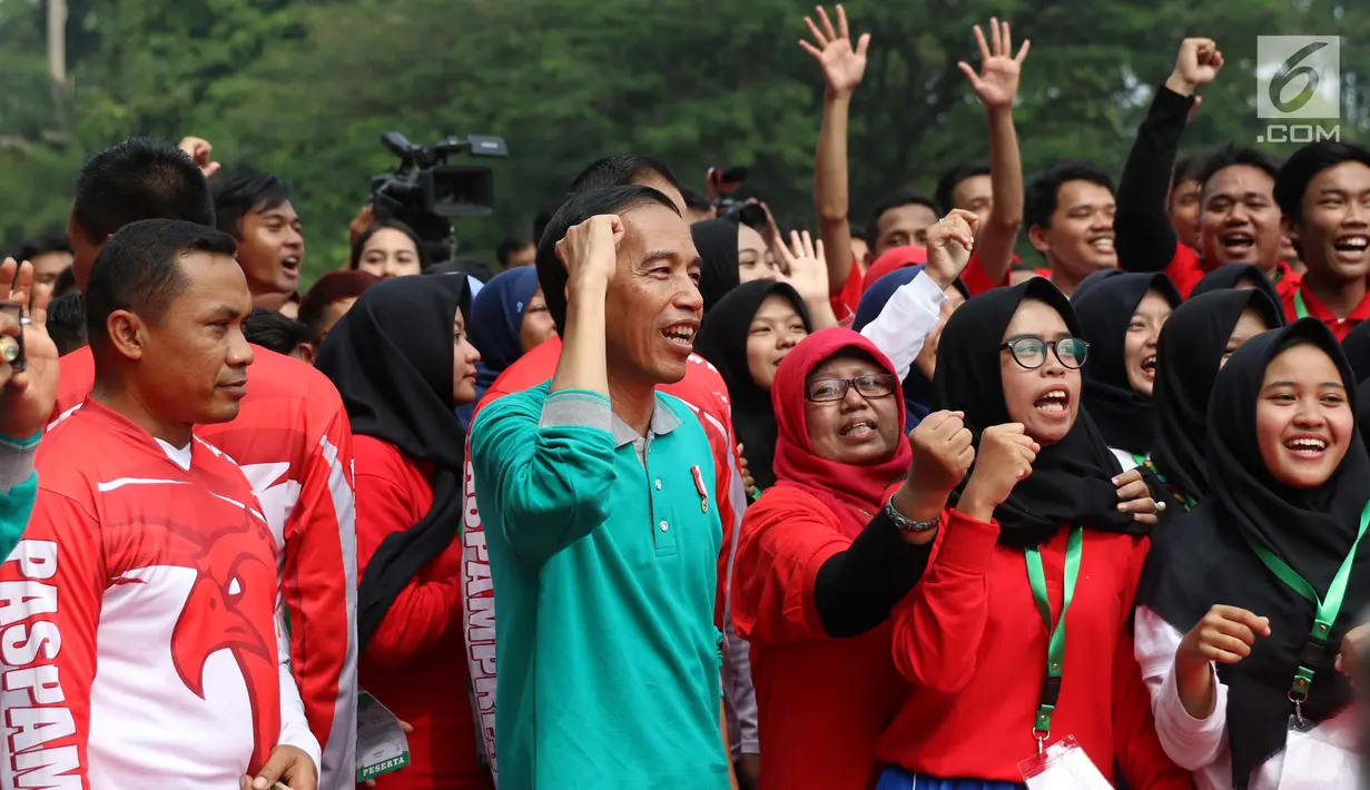 Presiden Joko Widodo saat ikut bernyanyi bersama dengan 540 mahasiswa dari berbagai daerah yang mengikuti Program Penguatan Pendidikan Pancasila di halaman Istana Bogor, Jawa Barat, Sabtu (12/8). (Liputan6.com/Angga Yuniar)