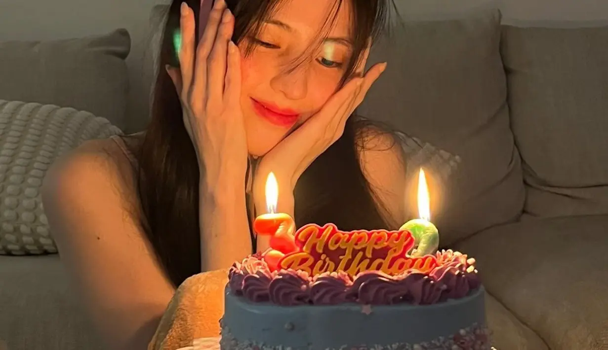 Bahkan Han So Hee masih terlihat menawan di momen kasual sekalipun. Merayakan ulang tahunnya, Han So Hee menyempurnakan penampilannya yang minim riasan dengan pulasan lipstik merah. [Foto: Instagram/xeesoxee]