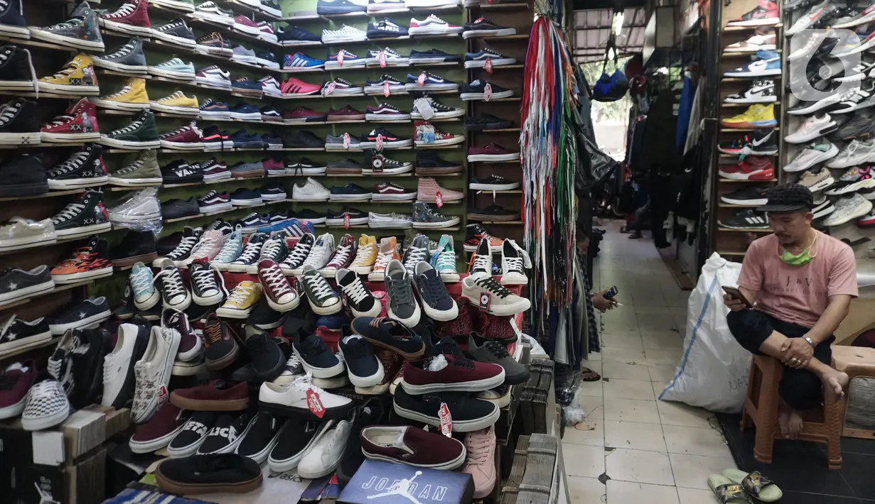 Pedagang sepatu menunggu pembeli di Taman Puring, Jakarta,Rabu (21/10/2020). Menurut pedagang penjualan sepatu di lokasi tersebut menurun hingga sebesar 60% akibat sepinya pengunjung di masa pandemi. (Liputan6.com/Angga Yuniar)