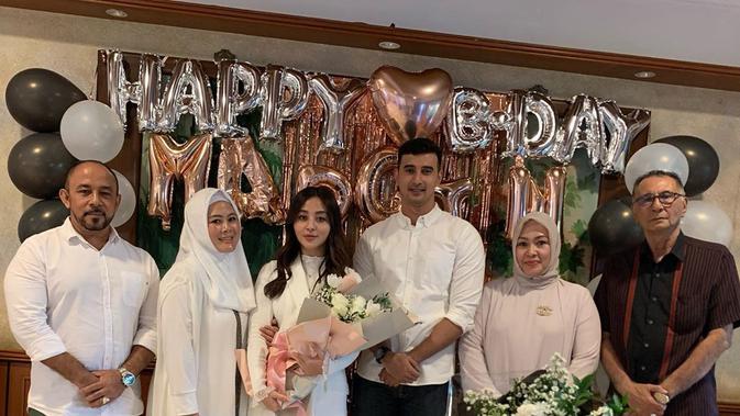 Margin Wieheerm dilamar Ali Syakieb tepat dihari ulang tahunnya. (Sumber: Instagram/@joevithathe)