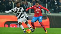 Bek Juventus, Patrice Evra (kiri), saat berusaha mengamankan bola dari jangkauan gelandang Napoli, Omar El Kaddouri ,pada laga lanjutan Serie A, di Juventus Stadium, Turin, Sabtu atau Minggu (14/2/2016) dini hari WIB. (AFP/Giuseppe Cacace). 