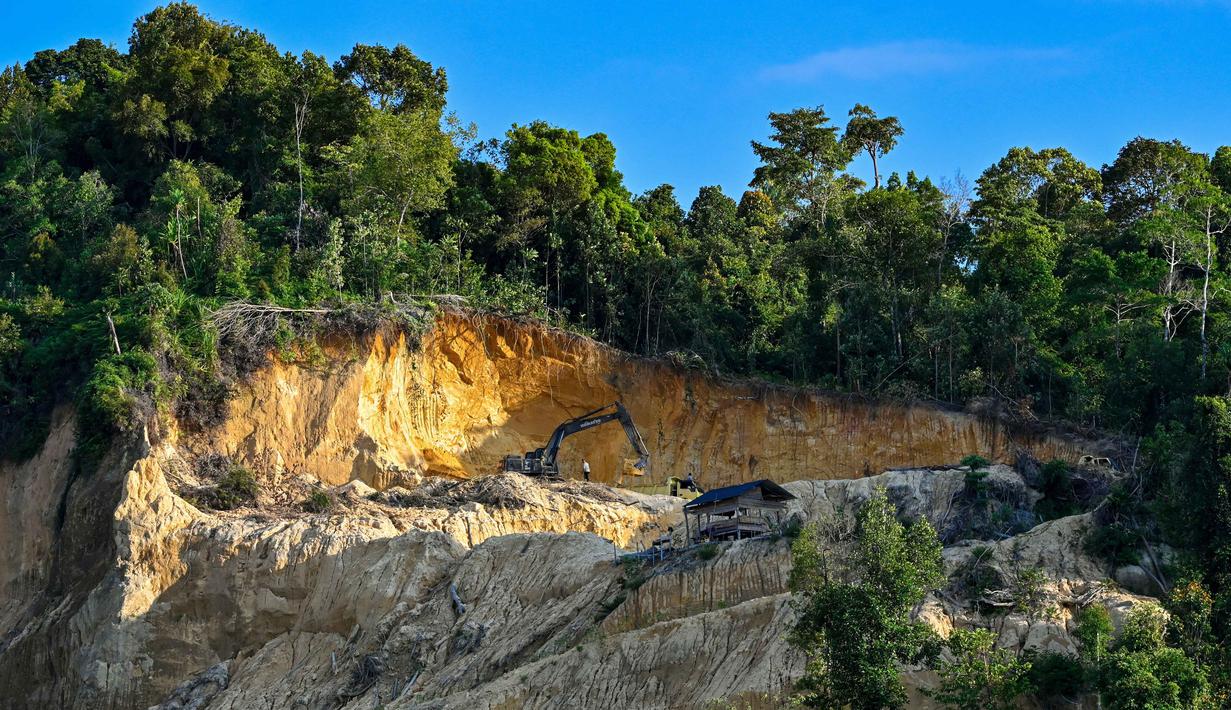 Berdasarkan analisis citra satelit Global Forest Watch yang diolah JATAM, Aceh tercatat telah kehilangan tutupan pohon seluas 860.000 hektare pada 2021-2024. Tampak dalam foto, sebuah ekskavator bekerja di tambang pasir di Lamno, Provinsi Aceh, Minggu 18 Januari 2026. (CHAIDEER MAHYUDDIN/AFP)