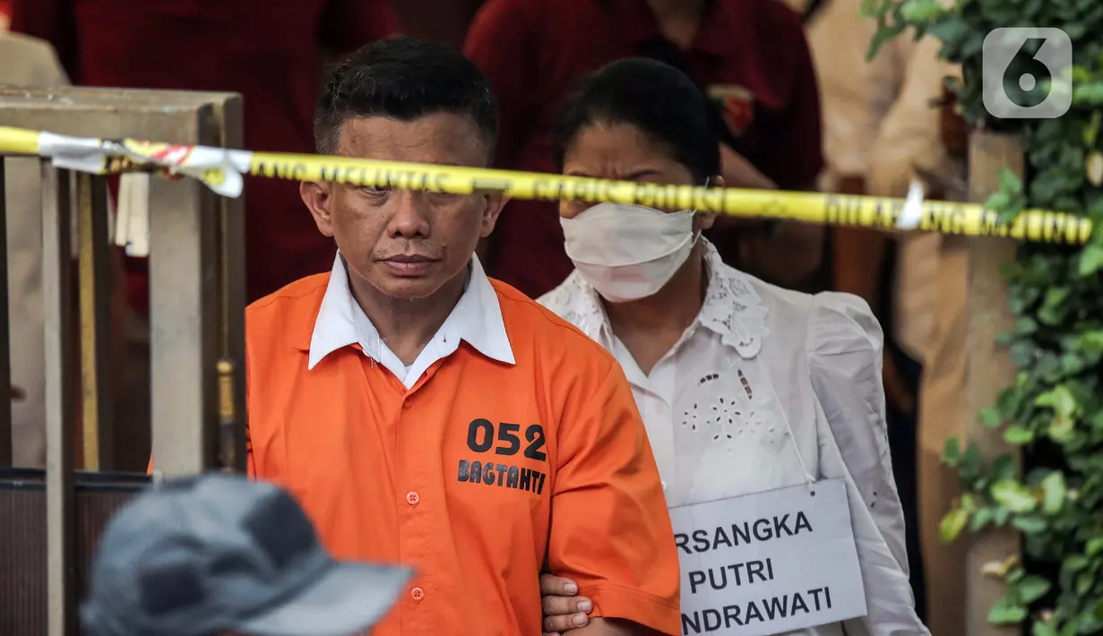 Irjen Ferdy Sambo bersama istrinya, Putri Candrawathi, saat rekonstruksi pembunuhan berencana terhadap Nofriansyah Yosua Hutabarat atau Brigadir J di rumah dinas Duren Tiga, Jakarta, Selasa (30/8/2022). (Liputan6.com/Faizal Fanani)