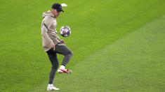 Pelatih Atletico Madrid, Diego Simeone, melakukan aksi dengan bola saat sesi latihan jelang laga babak 16 besar Liga Champions di The National Arena, Rumania, Senin (22/2/2021). Wakil Spanyol itu akan berhadapan dengan Chelsea. (AP Photo/Vadim Ghirda)