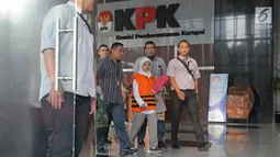 Anggota Komisi A DPRD Kebumen Dian Lestari usai menjalani pemeriksaan Gedung KPK, Jakarta, Selasa (13/2). Dian ditahan karena diduga menerima suap proyek di Dinas Pendidikan dan Dinas Pemuda dan Olahraga Kabupaten Kebumen. (Liputan6.com/Herman Zakharia)