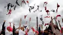 Aksi puluhan wanita melemparkan bra mereka ke udara saat acara tahunan "Pink Bra Toss" di depan Menara Eiffel, Paris, Minggu (13/5). Acara ini dalam rangka mendukung para wanita dalam menjaga kesehatan payudara dari bahaya kanker. (AP/Christophe Ena)