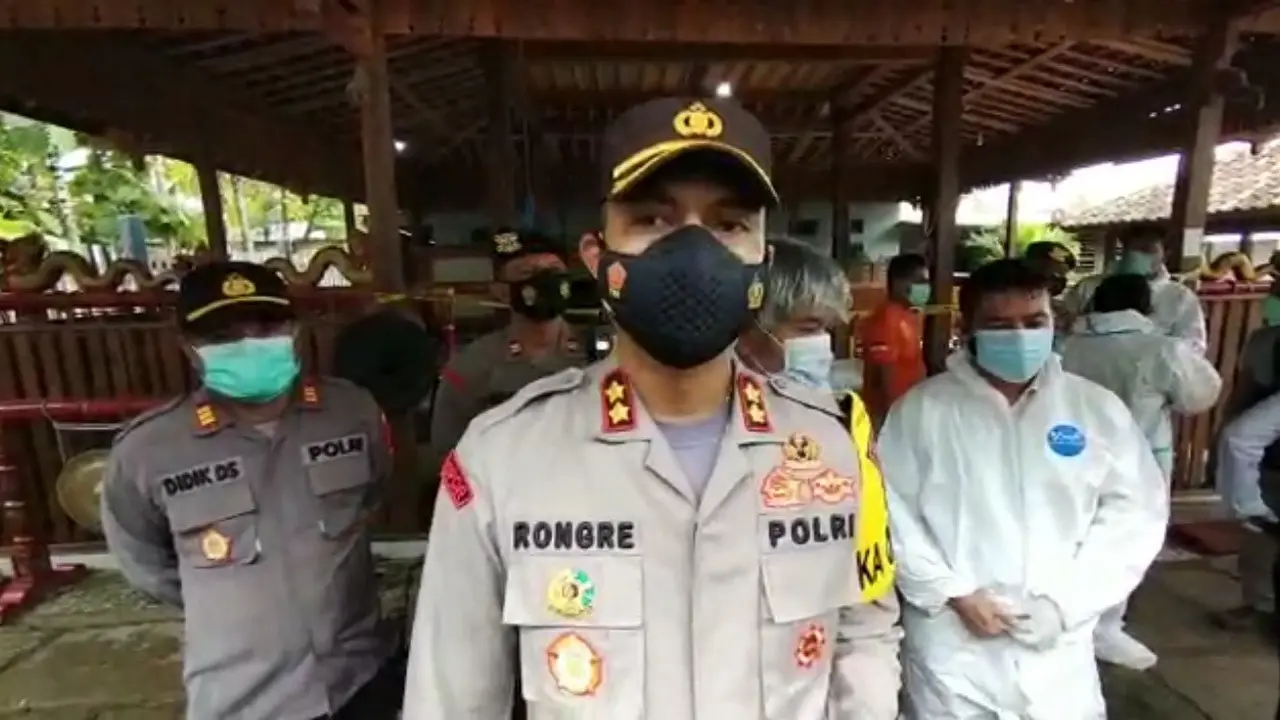 Kapolres Rembang, AKBP Kurniawan Tandi Rongre saat diwawancarai banyak wartawan di lokasi pembunuhan satu keluarga seniman di Rembang. (Liputan6.com/Ahmad Adirin)