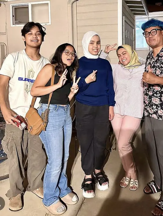 Baru-baru ini, Cinta bersama keluarganya bertemu Putri Ariani. Cinta tampil dengan atasan spaghetti strap hitam dipadukan celana denim dan sandal coklat serasi dengan sling bagnya. UYA [@king_uyakuya]