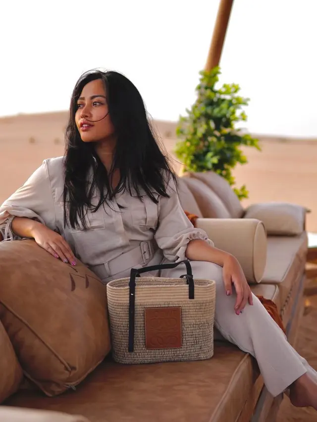 Rachel Vennya berpose di padang pasir Dubai (https://www.instagram.com/p/CPUOLaTFL8S/)