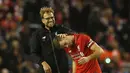 Pelatih Liverpool, Juergen Klopp merayakan kemenangan bersama kapten tim Jordan Henderson usai mengalahkan Lecester City pada liga Premier Inggris di Stadion Anfield, Liverpool, Sabtu (26/12/2015). (Reuters/Phil Noble)