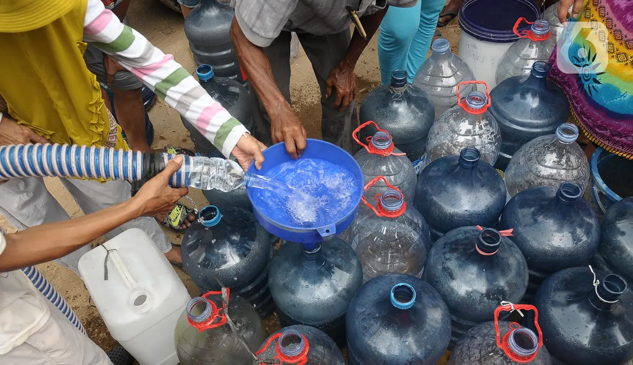 Bantuan ini untuk warga yang tinggal di bantaran kali Ciliwung karena mengalami kesulitan air bersih saat musim kemarau. (merdeka.com/Imam Buhori)
