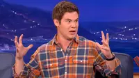 Adam DeVine lawan main Zac Efron di film Mike and Dave Need Wedding Dates [foto: E Online]