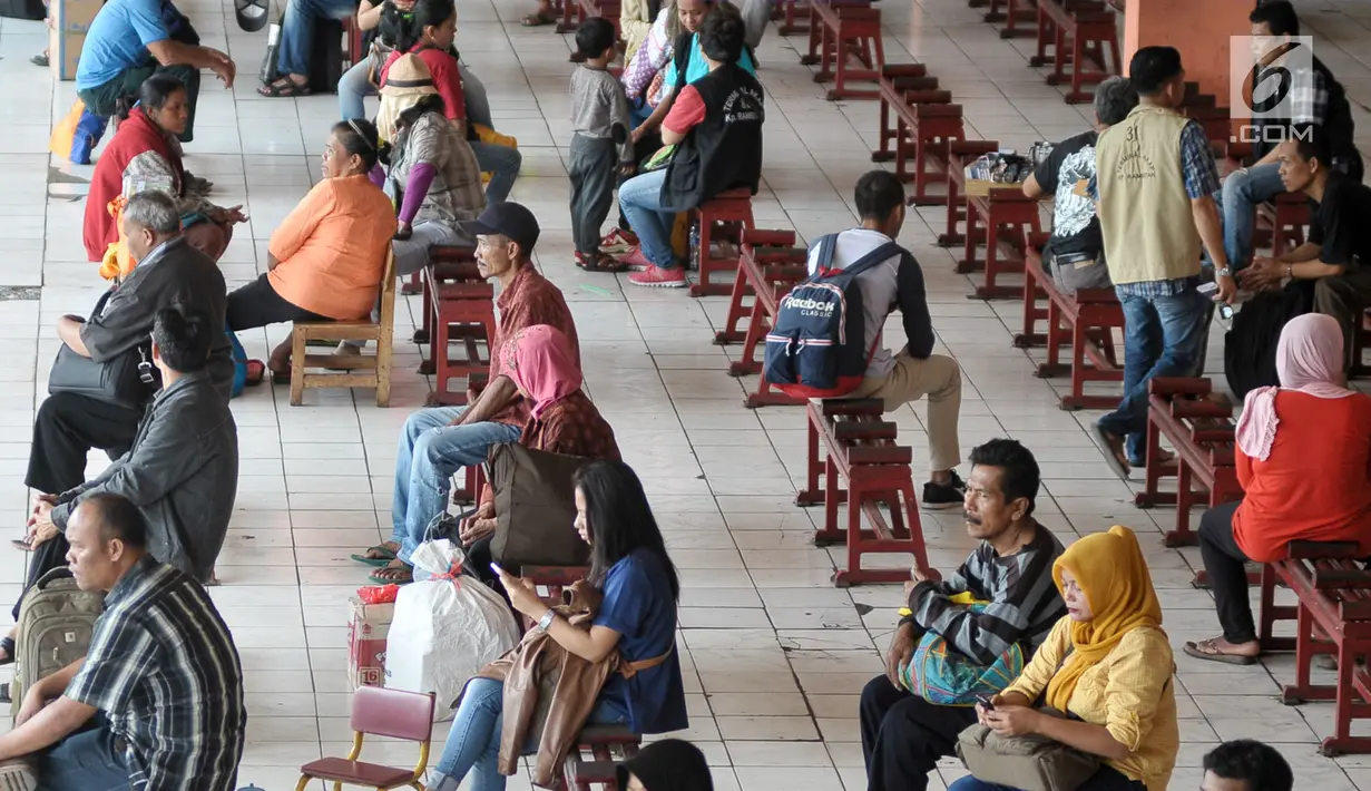 Sejumlah penumpang menunggu bus antar kota di Terminal Kampung Rambutan, Jakarta Timur, Rabu (14/6). Sebagian besar para pemudik lebih awal ini adalah pemudik ke Sumatera dan Jawa Timur. (Liputan6.com/Yoppy Renato)