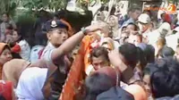 [VIDEO] Pembagian BLSM Masih Berantakan, Lansia Pingsan Kelelahan