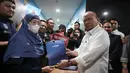<p>Bakal Calon Ketua Umum PSSI, AA La Nyalla Mahmud Mattalitti menyerahkan berkas pendaftaran Bakal Calon Ketua Umum PSSI kepada Staff PSSI yang berlangsung di GBK Arena, Jakarta, Jumat (13/01/2023). (Bola.com/Bagaskara Lazuardi)</p>