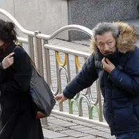 Hong Sang Soo dan Kim Min Hee tertangkap kamera paparazi setelah skandal perselingkuhan mereka terkuak. (Foto: Koreaboo)