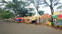 Sepinya Pembeli Dan Warung Yang Buka Di Stadion Maulana Yusuf, Kota Serang, Selama Ramadan. (Senin, 19/04/2021). (Liputan6.com/Yandhi Deslatama).