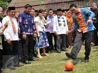 Gubernur DKI Basuki Tjahaja Purnama saat bermain bola usai meresmikan Ruang Publik Terpadu Ramah Anak (RPTRA) Cililitan yang berlokasi di Jalan Buluh, Jakarta, Kamis (22/10/2015). (Liputan6.com/Gempur M Surya)