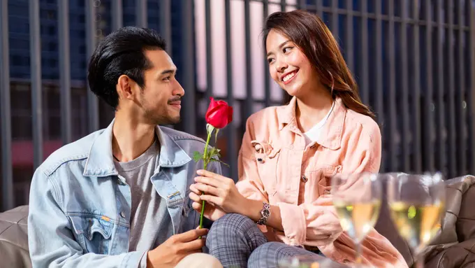 pasangan kencan romantis