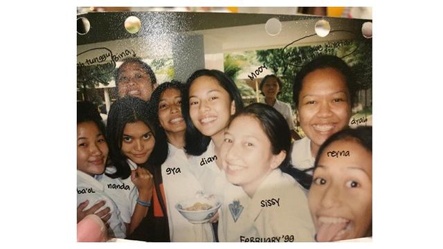 6 Potret Lawas Masa Sekolah Dian Sastrowardoyo, Parasnya Curi Perhatian