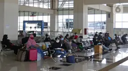 Penumpang menunggu pemberangkatan di ruang tunggu Terminal Terpadu Pulo Gebang, Jakarta, Kamis (11/2/2021). Berdasarkan data Dishub hingga pukul 14.00 WIB, jumlah pemudik yang tiba di Jakarta sebanyak 538 penumpang. (Liputan6.com/Herman Zakharia)