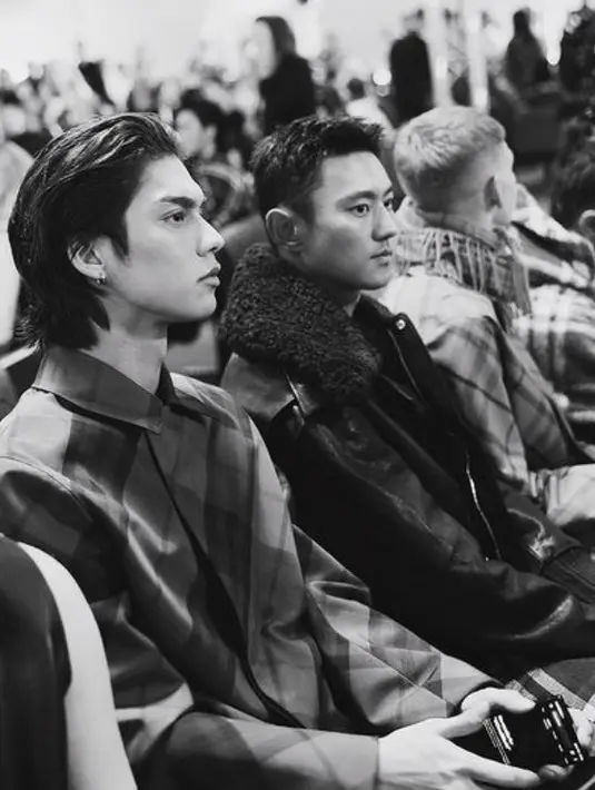 Sebagai Brand Ambassador, Bright pun menyaksikan fashion show di bangku paling depan. [@cloud9.ent.official]