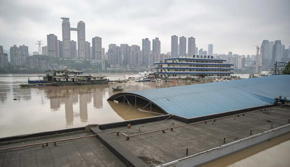 Sebuah pasar yang sebagian terendam air bah di bagian Chuqimen Sungai Yangtze di Kota Chongqing, China barat daya (18/8/2020). Kota Chongqing dilanda banjir parah. Status tanggap darurat Level I dikeluarkan pada Selasa (18/8) untuk pengendalian banjir. (Xinhua/Huang Wei)