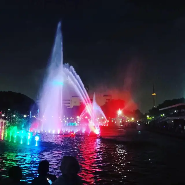 Menikmati keindahan air mancur menari Lapangan Banteng