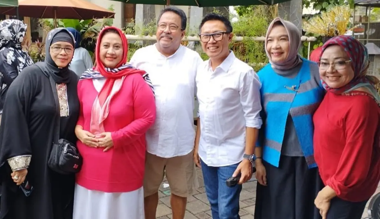Terlihat pula beberapa artis lawas yang ikut merayakan ulang tahun dari pria yang identik dengan karakter Si Doel ini. Acara yang digelar sendiri terlihat begitu santai sehingga bisa kembali saling dekat antar artis. (Liputan6.com/IG/@si.rano)