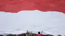 Suporter membentangkan merah putih raksasa saat laga Timnas Indonesia melawan Timor Leste pada laga SEA Games di Stadion MPS, Selangor, Minggu (20/8/2017). Indonesia menang 1-0 atas Timor Leste. (Bola.com/Vitalis Yogi Trisna)