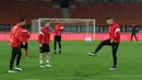 Para pemain Timnas Albania menjalani latihan ringan jelang laga uji coba melawan tuan rumah Timnas Austria, Minggu (27/3/2016) dini hari WIB. (Bola.com/Reza Khomaini)