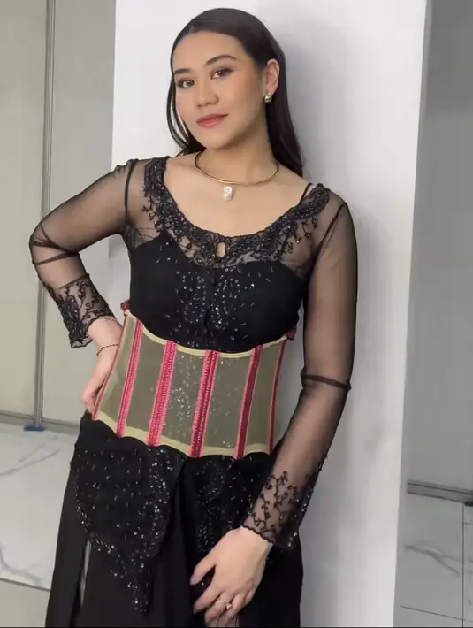 Melengkapi penampilannya mengenakan kalung emas serasi dengan anting-anting.  [@aaliyah.massaid]