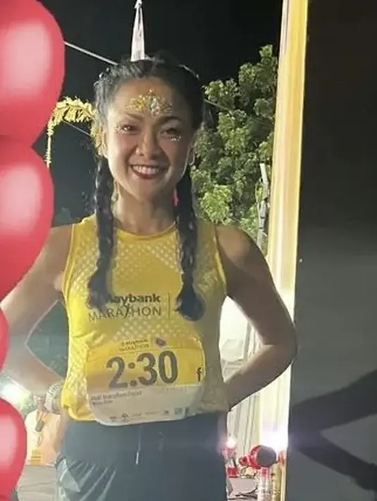 Nirina Zubir juga hadir dalam ajang maraton ini mengenakan atasan kuning tanpa lengan dipadukan celana pendek hitamnya. Dengan riasan yang menarik dan rambut kepang duanya. [@nirinazubir_]