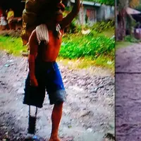 Berkaki satu tak menghalangi semangat pria ini untuk bekerja keras demi keluarganya. | Sumber Foto: thp.ph