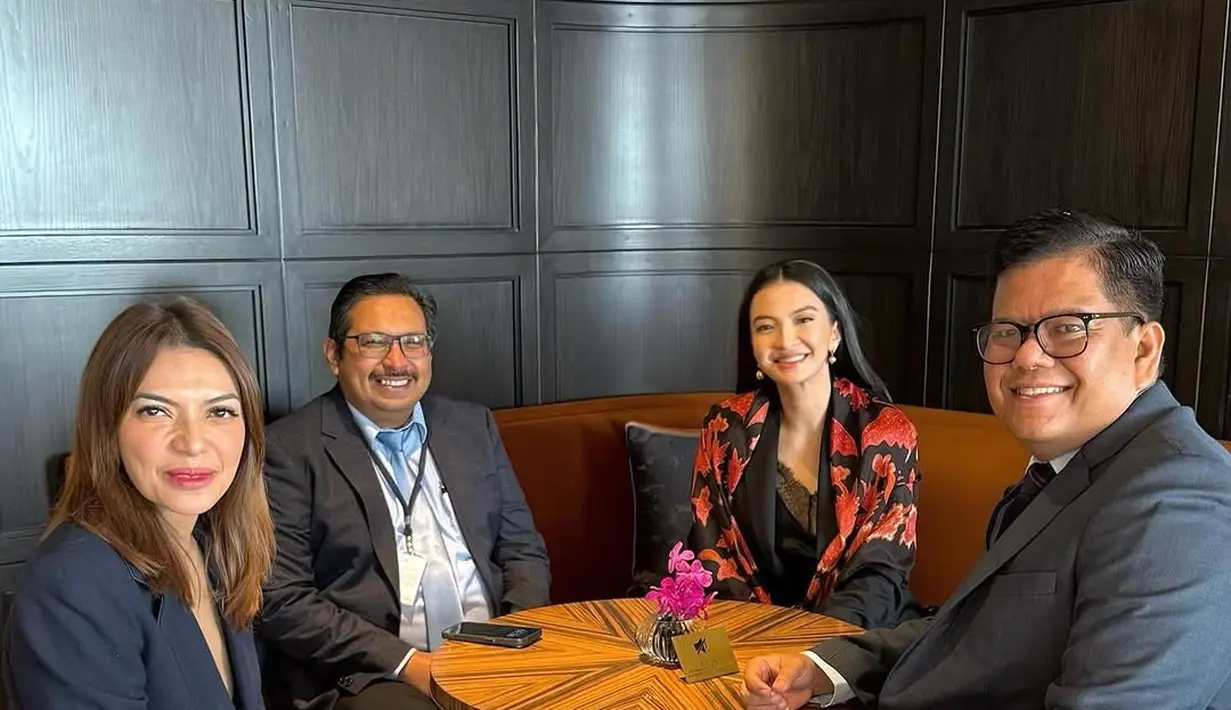 Outfit kerja Raline Shah dengan serba hitam jadi opsi tepat untuk penampilan yang aman. Kali ini, ia kenakan dalam tampilan semi formal [@ralineshah]