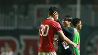 Pelatih kepala Timnas Indonesia, Shin Tae-yong memegang kepala pemain Timnas Indonesia, Elkan Baggott usai&nbsp;laga FIFA Match Day antara Timnas Indonesia melawan Timnas Curacao di Stadion Pakansari, Bogor, Selasa (27/09/2022). (Bola.com/Muhammad Iqbal Ichsan)