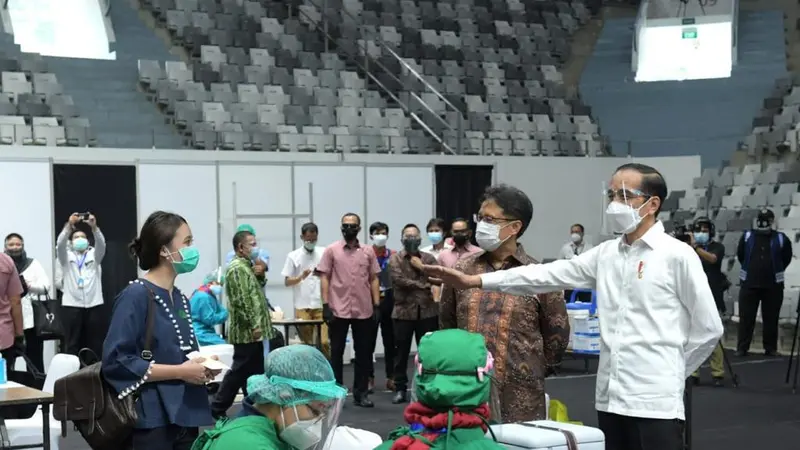 Jokowi meninjau vaksinasi Covid-19 massal terhadap ribuan tenaga kesehatan di Istora