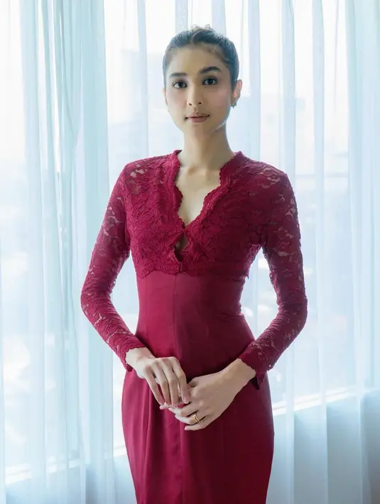 <p>Mikha terlihat sangat cantik nan elegan dengan gaun merah yang dikenakannya [Instagram/miktambayong]</p>