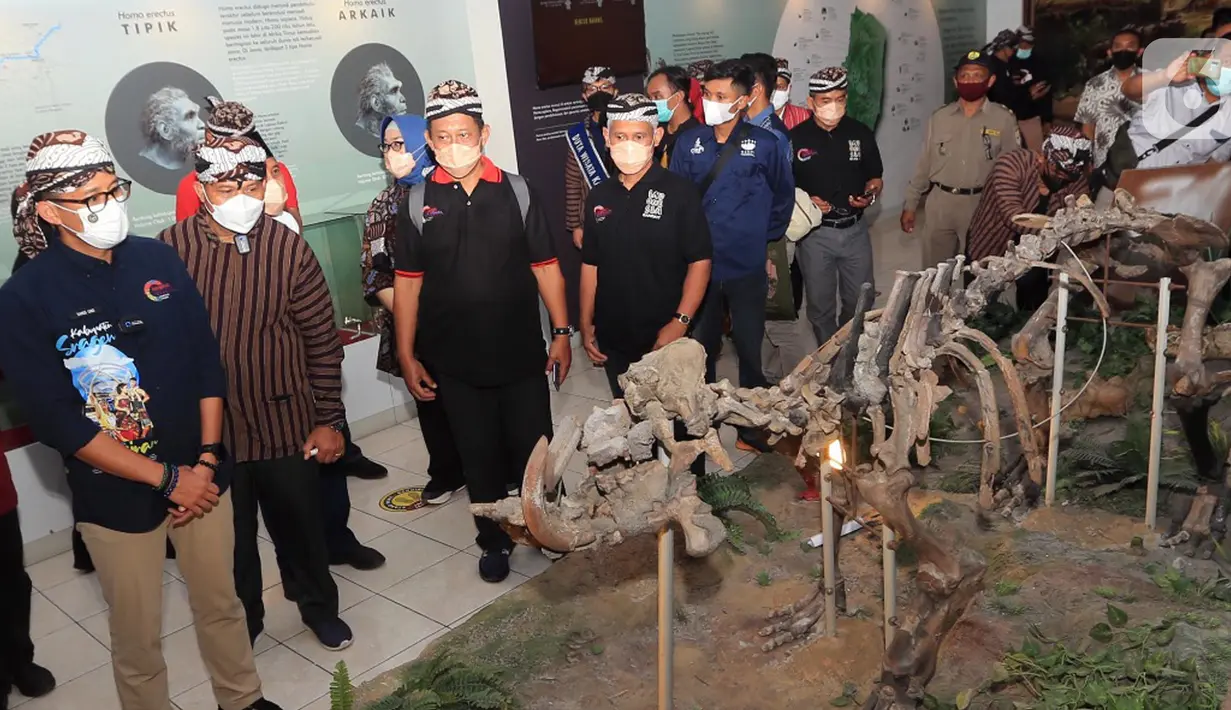 Menteri Parekraf Sandiaga Salahuddin Uno mengunjungi Museum Manusia Purba Sangiran, di Sargen, Jawa Tengah, Senin (12/10/2021). Kemenparekraf juga memilki program BEDAKAN yang akan membantu pedagang untuk bisa meningkatkan dagangannya di masa pandemi Covid-19. (Liputan6.com/HO/Parekraf)