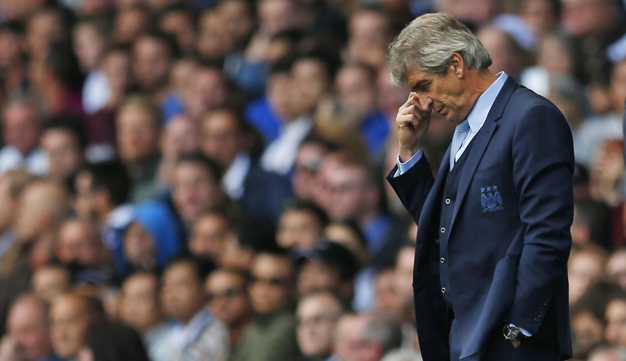 Pelatih Manchester City, Manuel Pellegrini tertunduk lesu usai anak asuhnya takluk 1-4 dari Tottenham pada laga Liga Inggris di Stadion White Hart Lane, London, Sabtu (26/9/2015). (Reuters/Eddie Keogh)